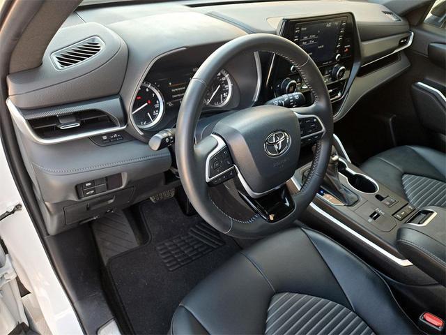 Photo of 2022 Wind Chill Pearl Toyota Highlander