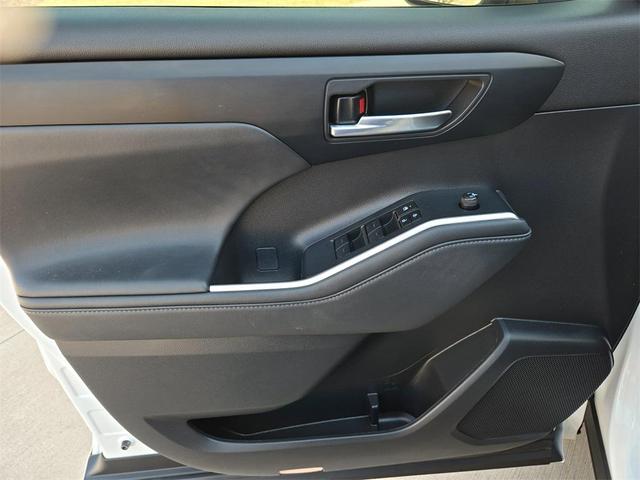 Photo of 2022 Wind Chill Pearl Toyota Highlander