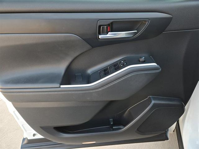 Photo of 2022 Wind Chill Pearl Toyota Highlander