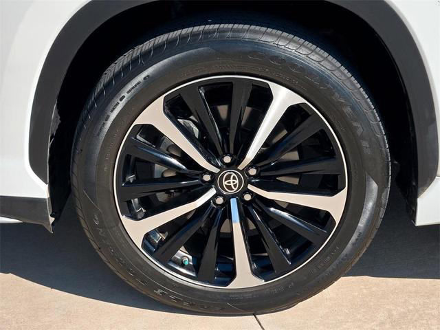 Photo of 2022 Wind Chill Pearl Toyota Highlander