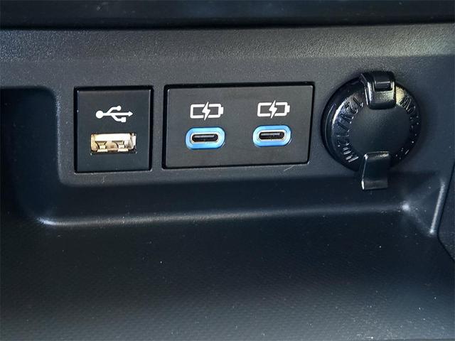 Photo of 2022 Wind Chill Pearl Toyota Highlander