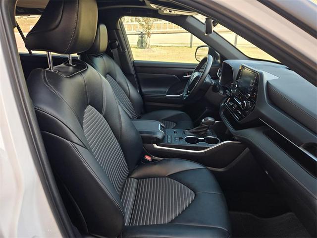 Photo of 2022 Wind Chill Pearl Toyota Highlander
