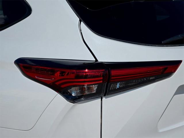 Photo of 2022 Wind Chill Pearl Toyota Highlander