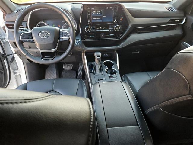 Photo of 2022 Wind Chill Pearl Toyota Highlander
