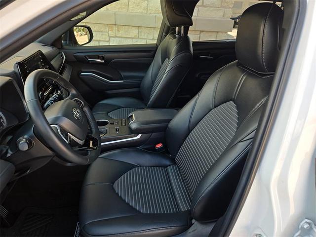 Photo of 2022 Wind Chill Pearl Toyota Highlander