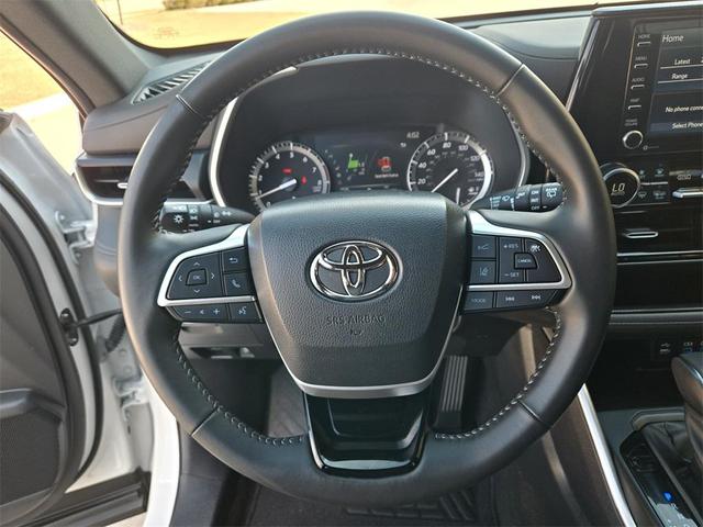 Photo of 2022 Wind Chill Pearl Toyota Highlander