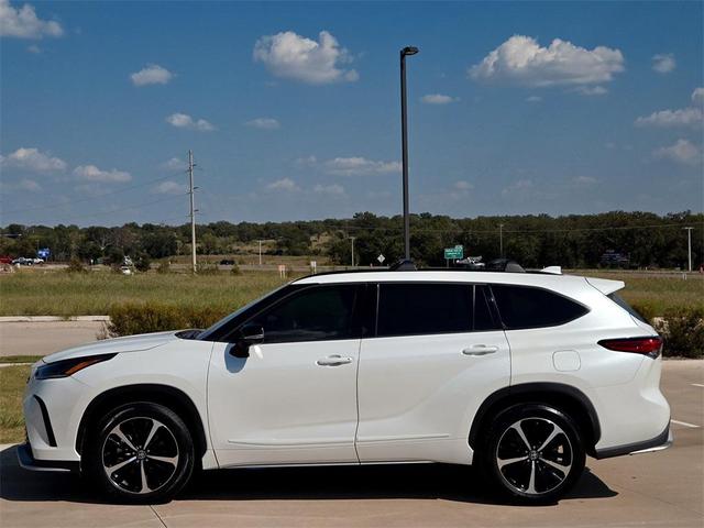 Photo of 2022 Wind Chill Pearl Toyota Highlander