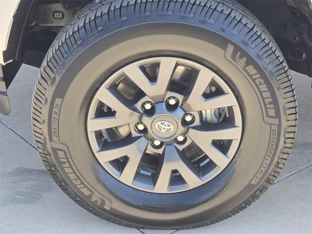 Photo of 2021 Super White Toyota Tacoma
