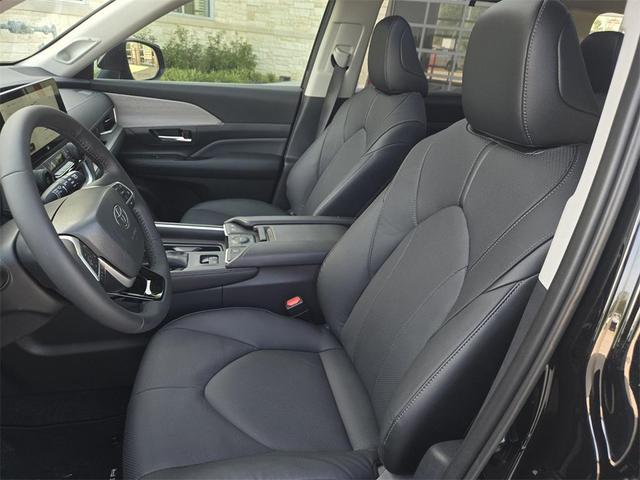 Photo of 2025 Midnight Black Metallic Toyota Grand Highlander