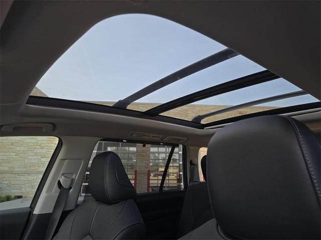 Photo of 2025 Midnight Black Metallic Toyota Grand Highlander