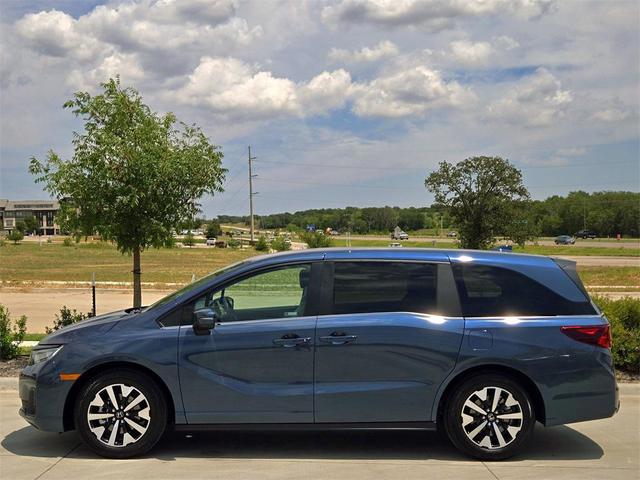 Photo of 2025 Smoke Blue Pearl Honda Odyssey