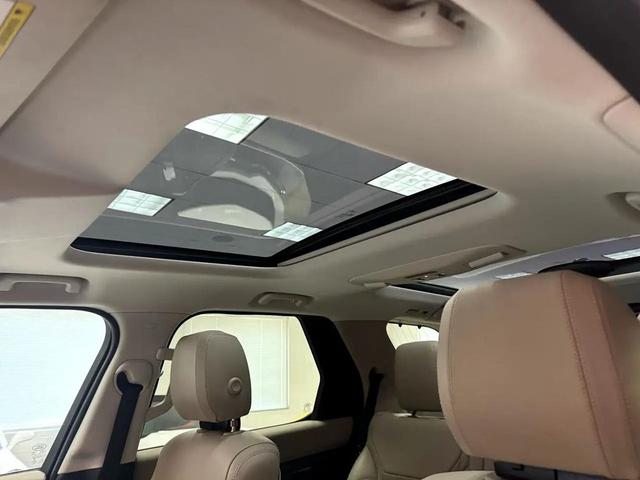 Photo of 2018 White Land Rover Discovery