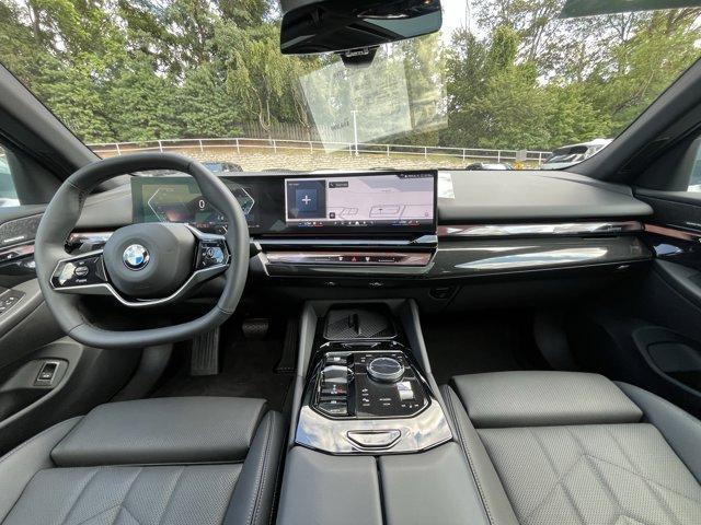 Photo of 2025 Green Metallic BMW 540