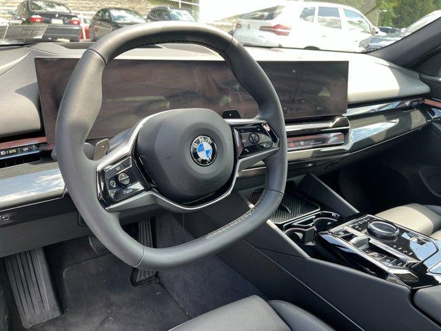 Photo of 2025 Green Metallic BMW 540