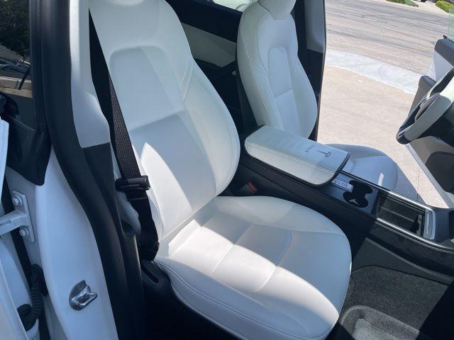 Photo of 2022 White Tesla Model Y