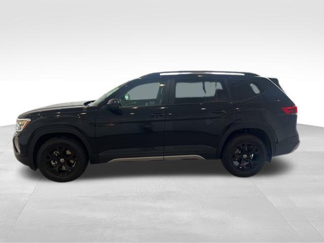 Photo of 2025 Deep Black Pearl Effect Volkswagen Atlas