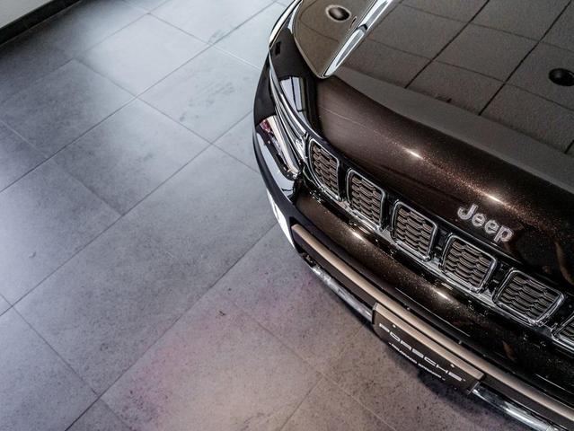 Photo of 2022 Diamond Black Crystal Pearlcoat Jeep Grand Cherokee L