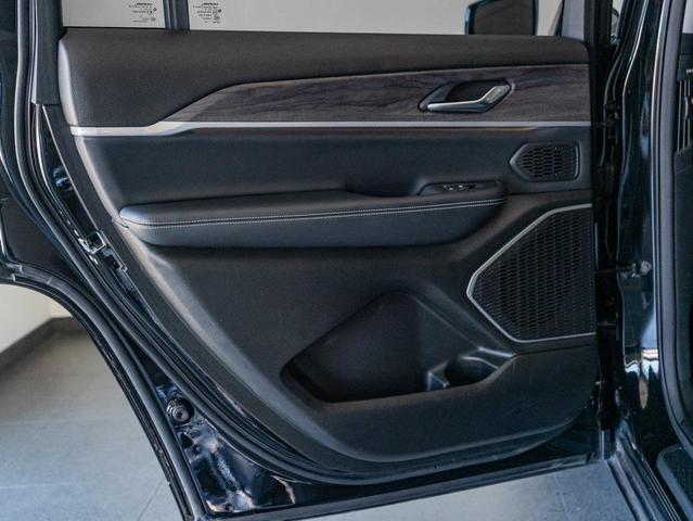 Photo of 2022 Diamond Black Crystal Pearlcoat Jeep Grand Cherokee L