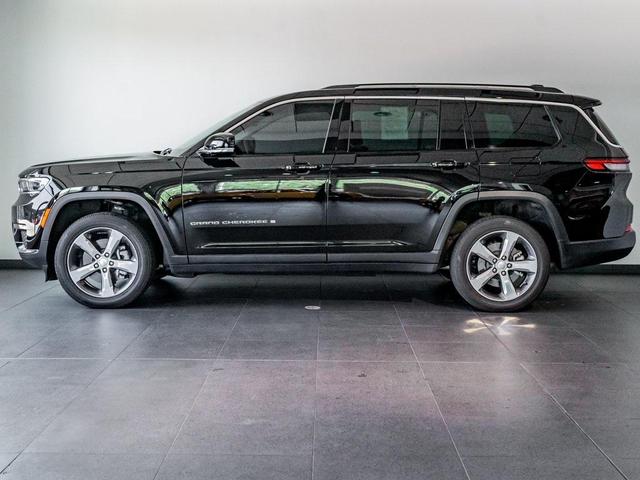 Photo of 2022 Diamond Black Crystal Pearlcoat Jeep Grand Cherokee L