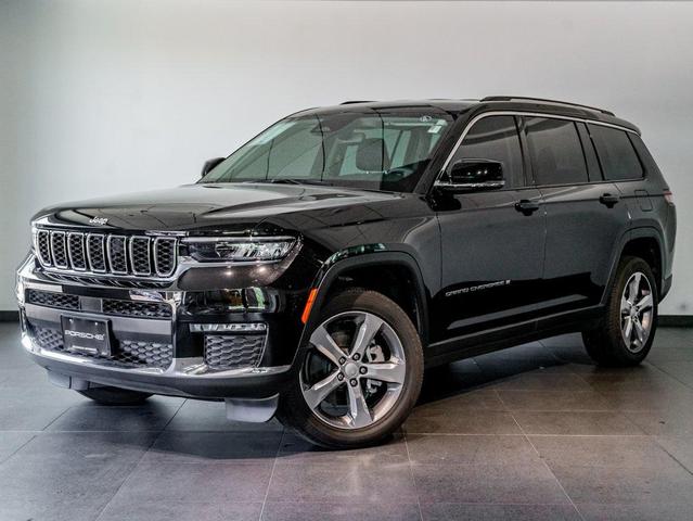 Photo of 2022 Diamond Black Crystal Pearlcoat Jeep Grand Cherokee L