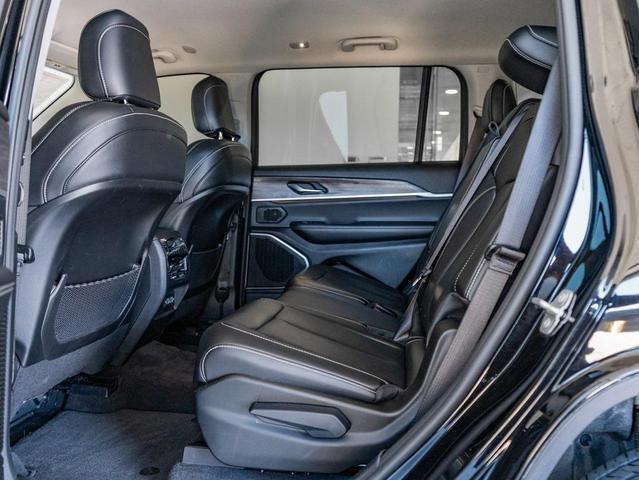Photo of 2022 Diamond Black Crystal Pearlcoat Jeep Grand Cherokee L