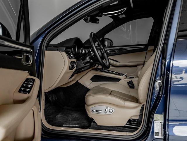 Photo of 2024 Gentian Blue Metallic Porsche Macan