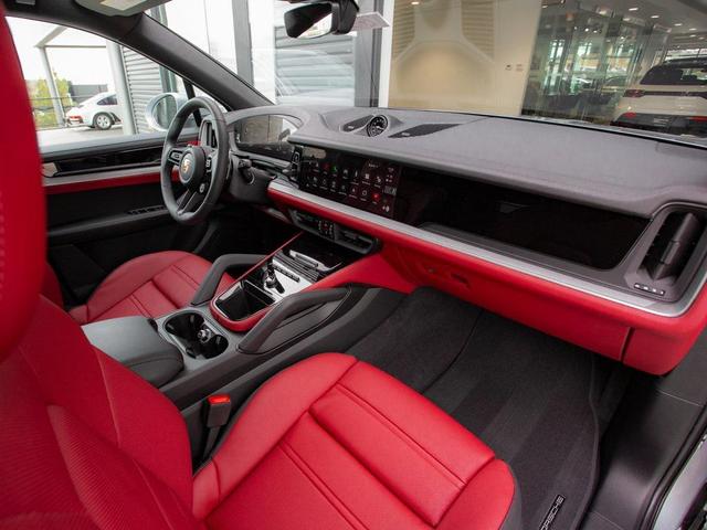Photo of 2024 Dolomite Silver Metallic Porsche Cayenne