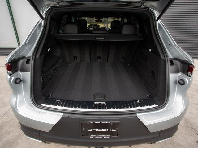 Photo of 2024 Dolomite Silver Metallic Porsche Cayenne