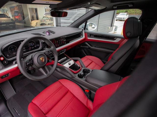 Photo of 2024 Dolomite Silver Metallic Porsche Cayenne