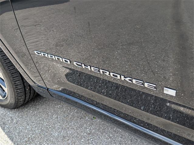 Photo of 2022 Diamond Black Jeep Grand Cherokee L