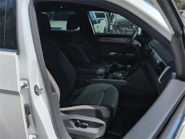 Photo of 2023 Opal White Pearl Effect Volkswagen Atlas Cross Sport