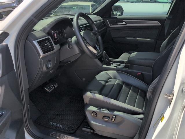 Photo of 2023 Opal White Pearl Effect Volkswagen Atlas Cross Sport