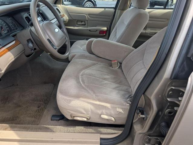 Photo of 2002 Arizona Beige Clearcoat Metallic Ford Crown Victoria