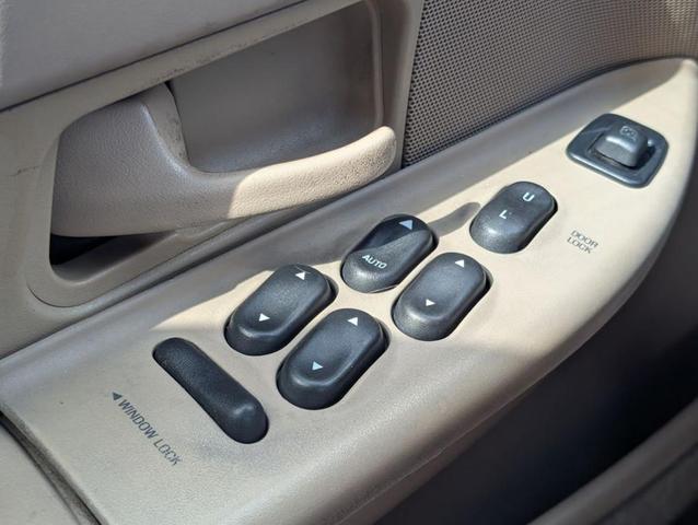Photo of 2002 Arizona Beige Clearcoat Metallic Ford Crown Victoria
