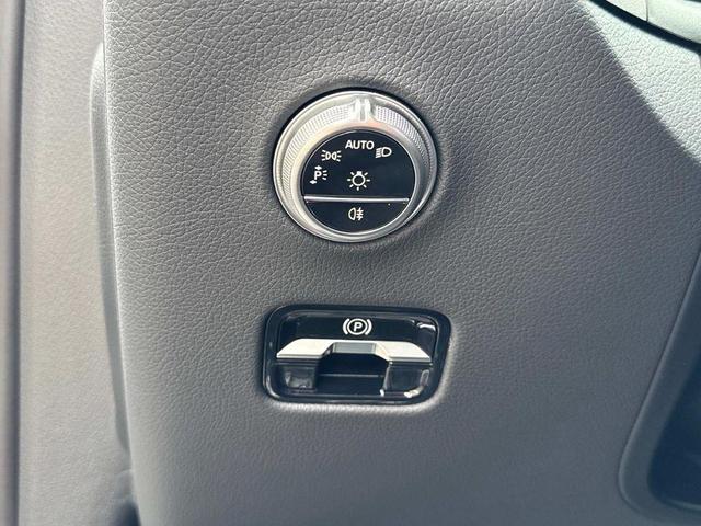 Photo of 2025 Polar White Mercedes-Benz GLC 300