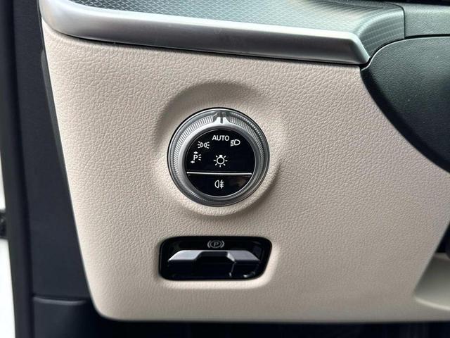 Photo of 2025 Polar White Mercedes-Benz C-Class