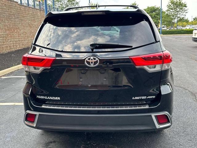 Photo of 2017 Midnight Black Metallic Toyota Highlander