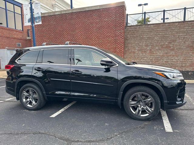 Photo of 2017 Midnight Black Metallic Toyota Highlander