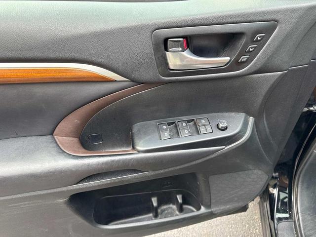 Photo of 2017 Midnight Black Metallic Toyota Highlander