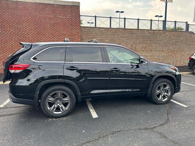 Photo of 2017 Midnight Black Metallic Toyota Highlander
