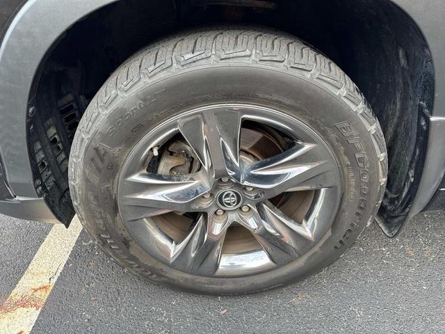 Photo of 2017 Midnight Black Metallic Toyota Highlander