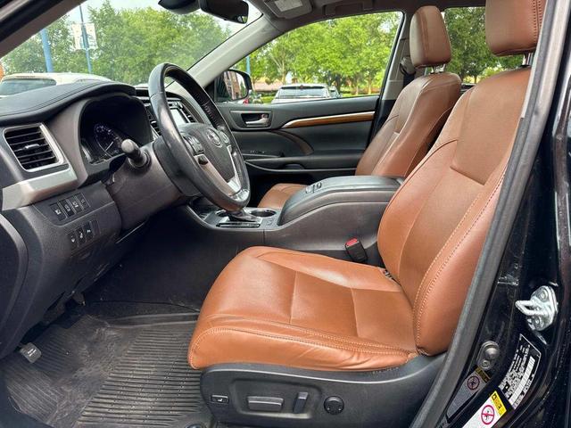 Photo of 2017 Midnight Black Metallic Toyota Highlander