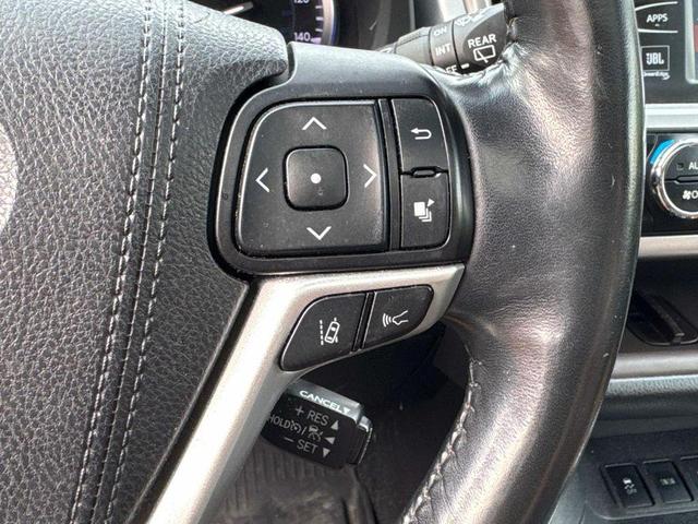 Photo of 2017 Midnight Black Metallic Toyota Highlander