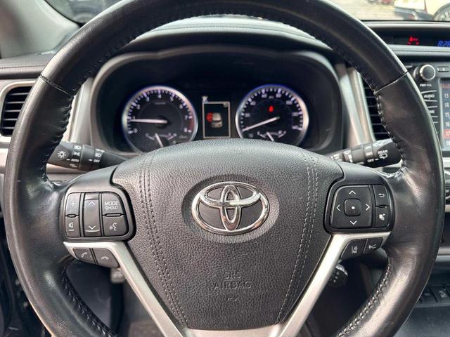 Photo of 2017 Midnight Black Metallic Toyota Highlander