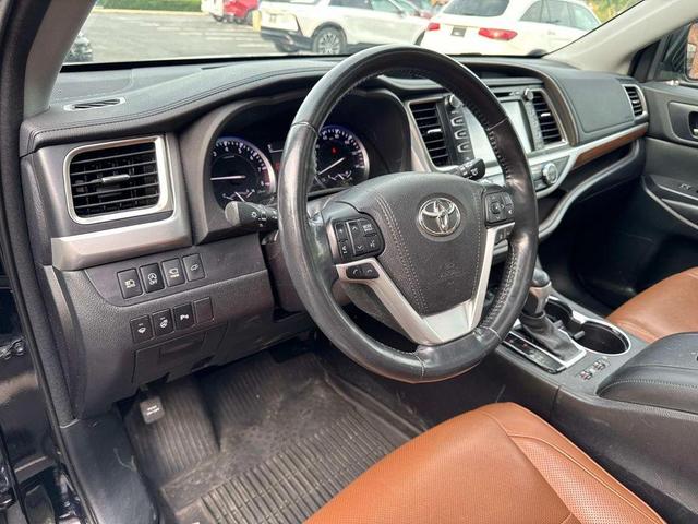 Photo of 2017 Midnight Black Metallic Toyota Highlander