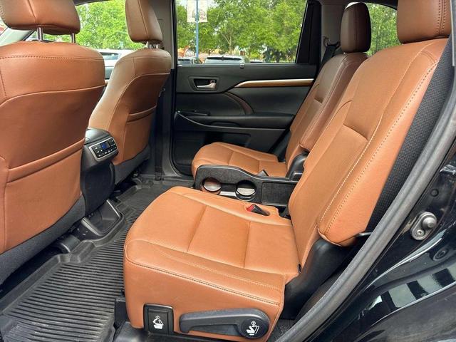 Photo of 2017 Midnight Black Metallic Toyota Highlander