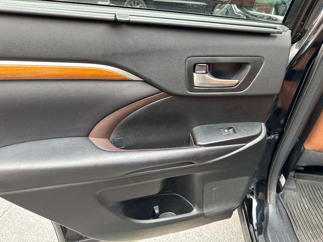 Photo of 2017 Midnight Black Metallic Toyota Highlander