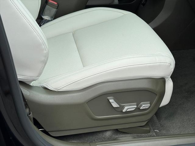 Photo of 2025 Phantom Black Hyundai SANTA FE HEV