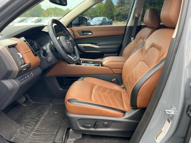 Photo of 2022 Boulder Gray Pearl Nissan Pathfinder