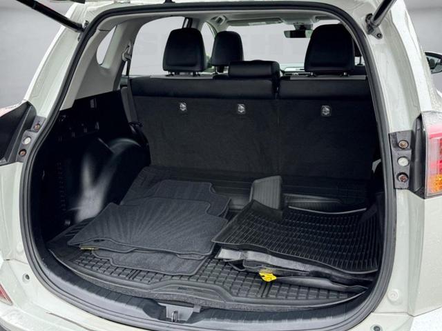 Photo of 2016 Blizzard Pearl Toyota RAV4 Hybrid